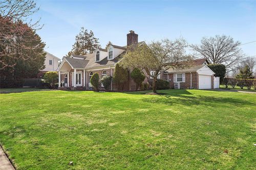 104 Grosvenor St, Little Neck, NY, 11363-1007 | Card Image