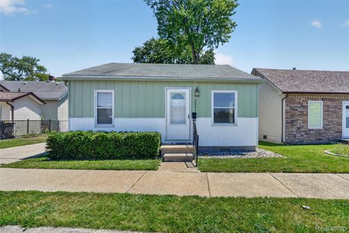 2421 5th St, Trenton, MI, 48183-2746 | Card Image