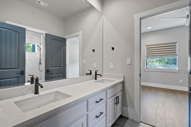 Shared bathroom between two bedrooms upstairs | Image 29