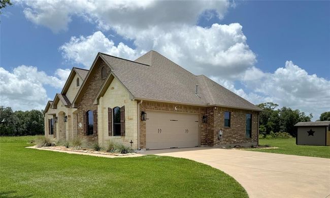 Side Entry Driveway adds to homes curve appeal | Image 25