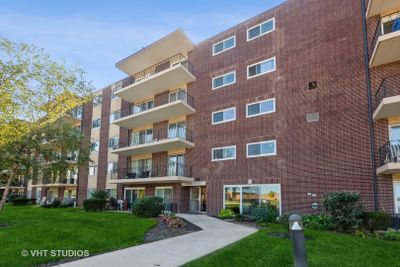 4B - 5300 Walnut Avenue, Condo with 2 bedrooms, 1 bathrooms and 1 parking in Downers Grove IL | Image 1