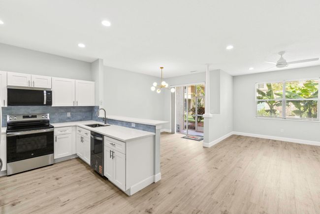216 River Bluff Ln, Condo with 3 bedrooms, 3 bathrooms and null parking in Royal Palm Beach FL | Image 4