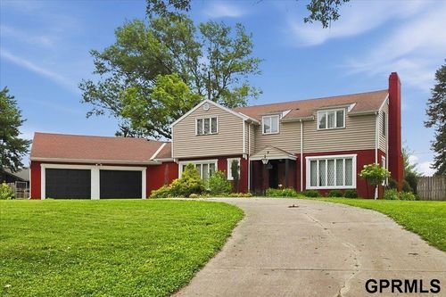 8 Mayridge Dr, Shenandoah, IA, 51601-2233 | Card Image