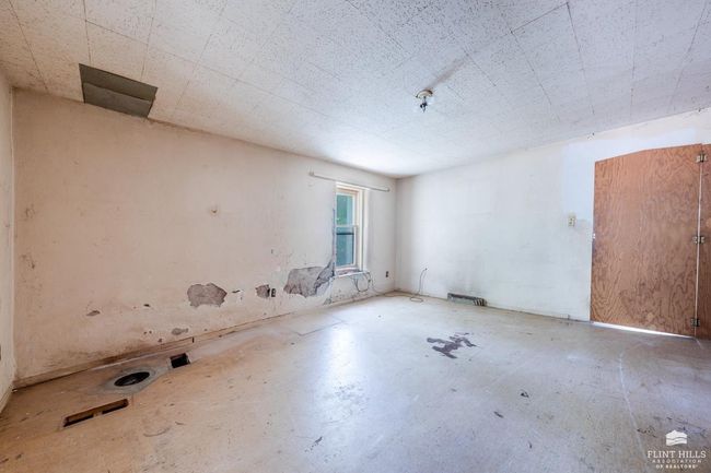 402 1 St St, House other with 4 bedrooms, 2 bathrooms and null parking in Saint George KS | Image 5