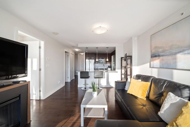 706 - 2959 Glen Dr, Condo with 1 bedrooms, 1 bathrooms and 1 parking in Coquitlam BC | Image 8