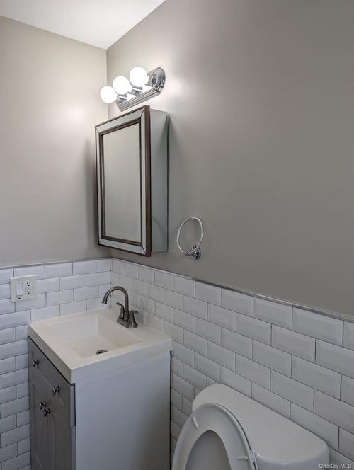 apt-8-11 Hemlock Dr, Bay Shore, NY, 11706-2953 | Card Image