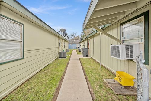 4-2200 Peach Ave, Bay City, TX, 77414-6258 | Card Image