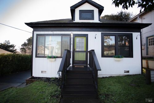 715 Bassett St, Petaluma, CA, 94952-2402 | Card Image