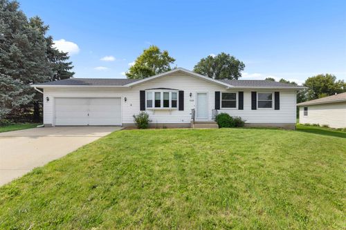 1028 W Meadows Dr, Freeport, IL, 61032-6748 | Card Image