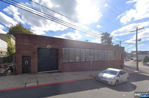 395 Henry St, Fairview, NJ, 07022-1910 | Card Image