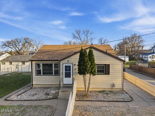 407 3rd St Ne, Mandan, ND, 58554-3325 | Card Image