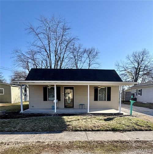 810 W Mill St, Staunton, IL, 62088-1652 | Card Image