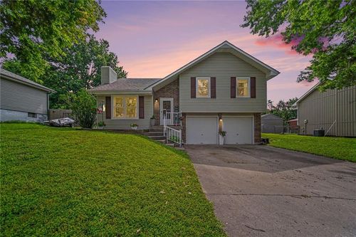 201 Cross Creek Dr, Grain Valley, MO, 64029 | Card Image