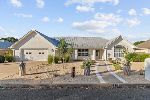 607 Tanya St, Fredericksburg, TX, 78624-2682 | Card Image