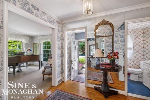 28 Hampton Rd, Grosse Pointe Shores, MI, 48236-1317 | Card Image