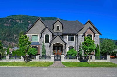 220 Balsam Ave, House other with 4 bedrooms, 4 bathrooms and 2 parking in Harrison Hot Springs BC | Image 2