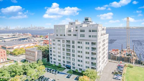1e-90 Bay Street Lndg, Staten Island, NY, 10301-2658 | Card Image