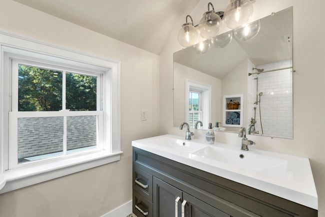 Upstairs bathroom | Image 30