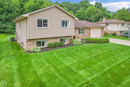6244 Malzahn Dr, Shelby Township, MI, 48316-2547 | Card Image