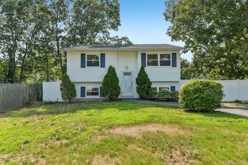 4 Beechwood Dr, Shirley, NY, 11967-3906 | Card Image