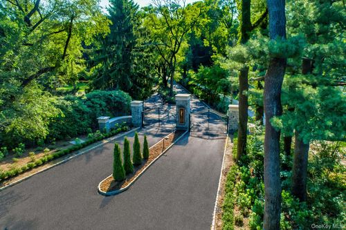 168 Hegemans Ln, Glen Head, NY, 11545-2707 | Card Image