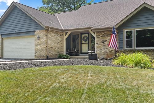 717 St Johns Drive, Delafield, WI, 53018 | Card Image