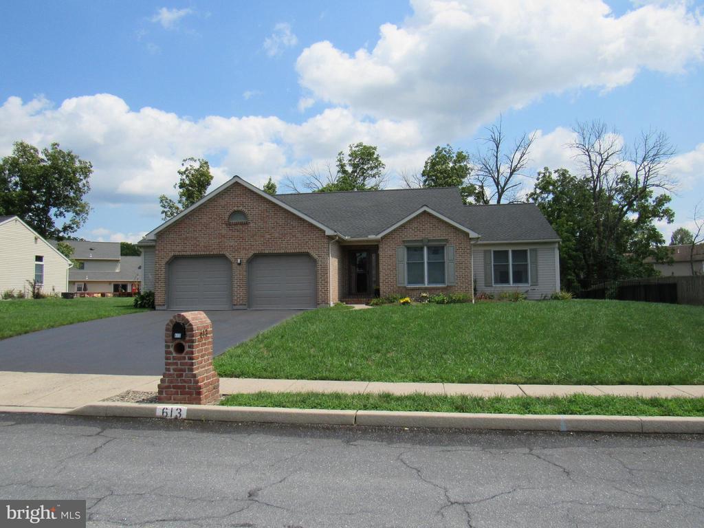Firethorn Dr, Douglassville, PA 19518