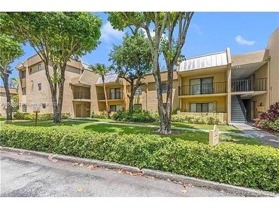 A212 - 10405 N Kendall Dr, Condo with 3 bedrooms, 2 bathrooms and null parking in Miami FL | Image 1