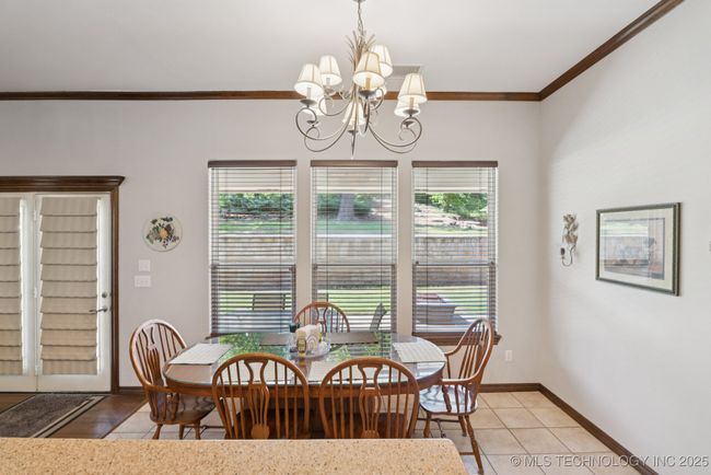Breakfast nook overlooking back yard | Image 22