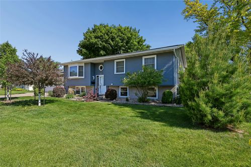 2068 Brookland Dr Ne, Cedar Rapids, IA, 52402-2852 | Card Image