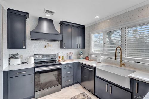 3 Livingston St, Saint James, NY, 11780-1713 | Card Image