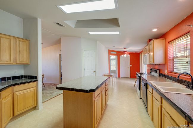 1075 Quail Run, House other with 3 bedrooms, 4 bathrooms and null parking in Lytle TX | Image 9