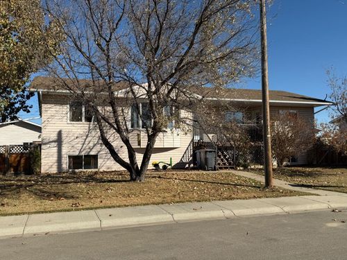 426 9 St, Beiseker, AB, T0M0G0 | Card Image