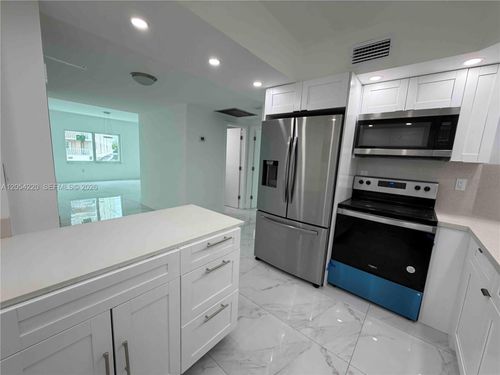 232-500 Bayview Dr, Sunny Isles Beach, FL, 33160-4748 | Card Image