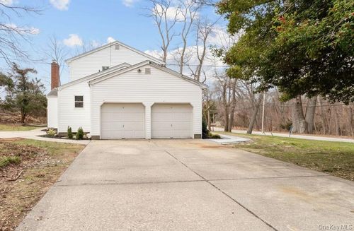 20 Upper Sheep Pasture Rd, East Setauket, NY, 11733-1748 | Card Image