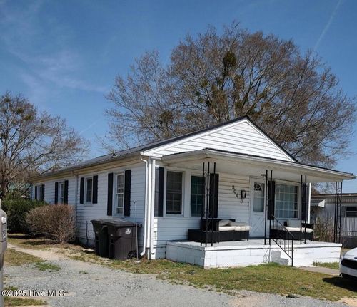 504 W Queen St, La Grange, NC, 28551-1428 | Card Image