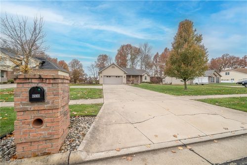 6530 Woodridge Way Sw, Warren, OH, 44481-9626 | Card Image