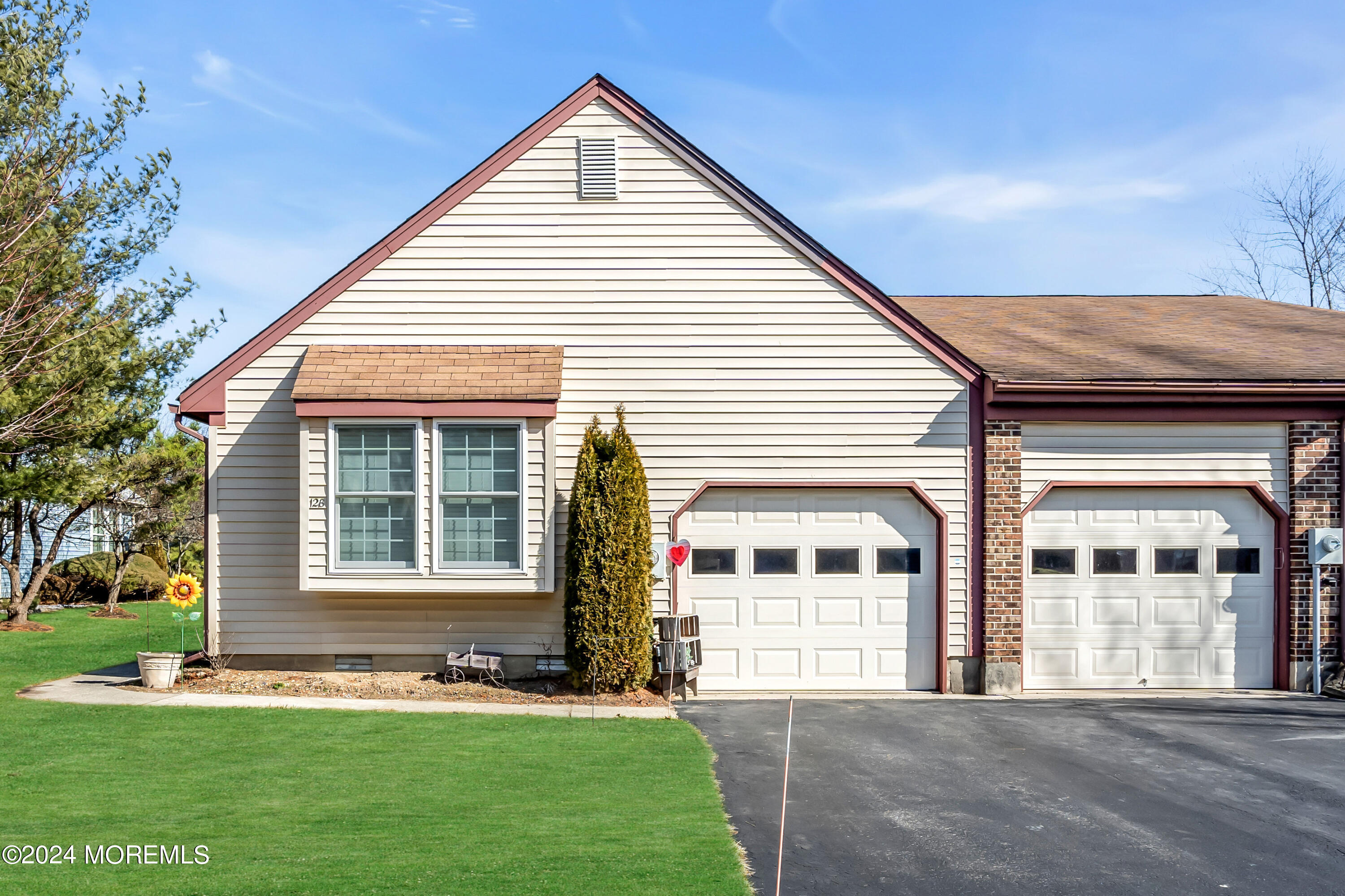 12B Glastonbury Drive, For Sale in Monroe Zoocasa