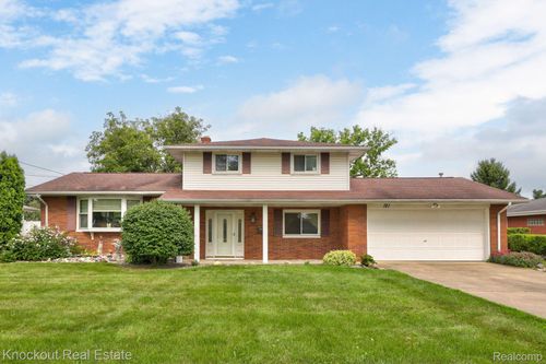 121 Sunburst Dr, Frankenmuth, MI, 48734-1245 | Card Image