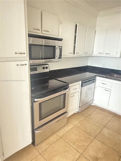 apt-814-2025 Ne 164th St, North Miami Beach, FL, 33162-4108 | Card Image