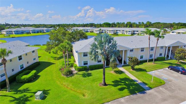 402 Grove Isle Cir, Condo with 2 bedrooms, 2 bathrooms and null parking in Vero Beach FL | Image 4