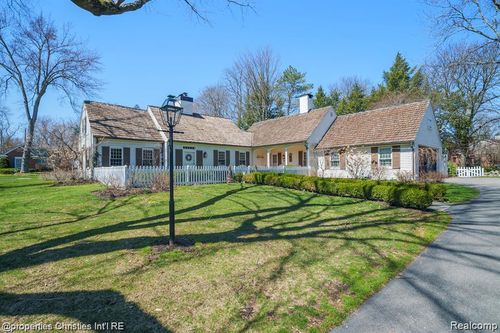 6050 W Surrey Rd, Bloomfield Hills, MI, 48301-1618 | Card Image