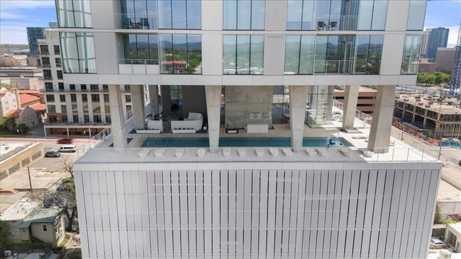 LIMITED RESIDENCES. A limited collection of only 117 downtown residences. Seven (7) Residences per floor and five (5) two-story penthouse on Levels 27-28. | Image 39