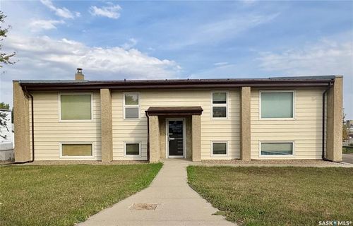 240 Home St W, Moose Jaw, SK, S6H7H8 | Card Image