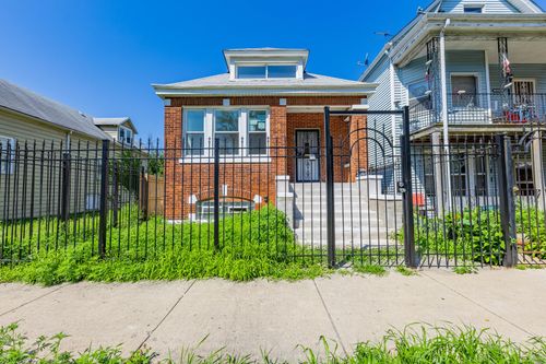 8528 Escanaba Ave, Chicago, IL, 60617-2537 | Card Image