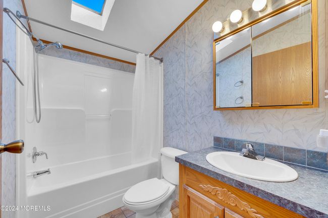 Main Bathroom | Image 13