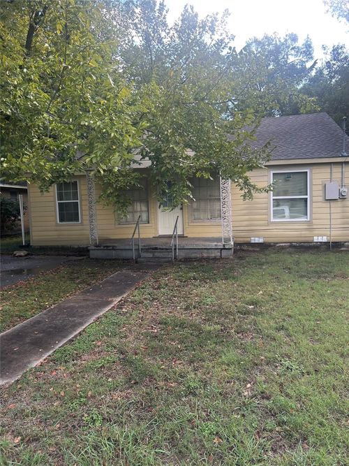1016 N Howeth St, Gainesville, TX, 76240-3627 | Card Image