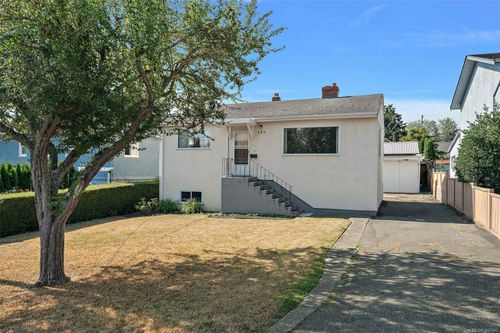 935 Inskip St, Esquimalt, BC, V9A4J6 | Card Image