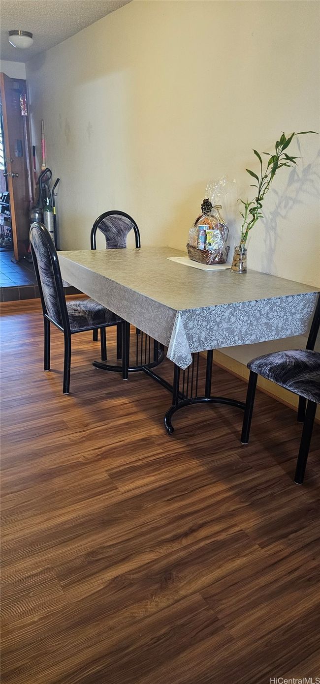 APT-201 - 98-626 Moanalua Loop, Condo with 2 bedrooms, 1 bathrooms and 2 parking in Aiea HI | Image 4