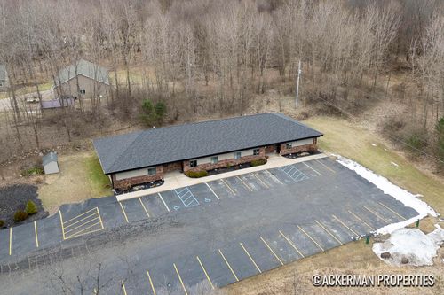 450 Meadow Run Dr, Hastings, MI, 49058-9053 | Card Image